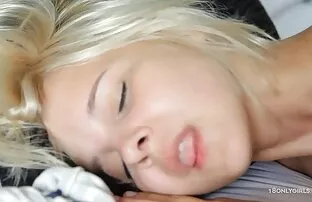 Bella gatto ama divertirsi con un video donne mature xxx rubinetto