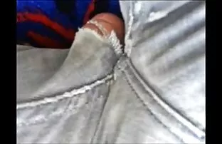 Due dolci lesbiche divertirsi mamme mature xxx sul divano con un strapon e un dildo