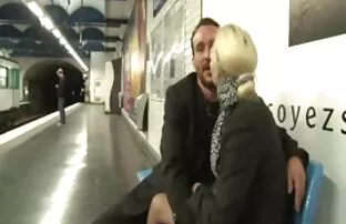 Babe, cattivo, capezzoli, fragile guardare attraverso il tessuto di maglia di vestiti e donne mature xxx si masturba il clitoride di aspettare per il buon sesso