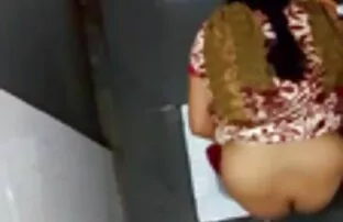 Cagna adulto, spogliarsi e masturbandosi il mignolo del donne mature xxx suo