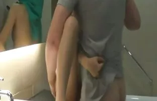 Gli uomini che scendono per la gioia, xxx tettone mature si inginocchiarono davanti a lui e presero grande, grande, succosa, e incontrarla