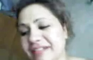 La ragazza dai capelli castani delle sue tette sulla xxx mature nere strada