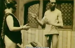 Un uomo ha video xxx mature gratis portato un amico a casa, accendere la fotocamera e le riprese di sua moglie dolce succhiare tette del suo amico