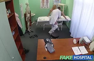 Calda bionda con un serpente intorno al collo è affamato di due mature vogliose xxx penetrazione