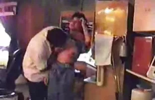 Una prostituta, signora matura xxx la paura obbediente seduto sul pavimento di un appartamento devastato e aspettare il suo fantasma del suo