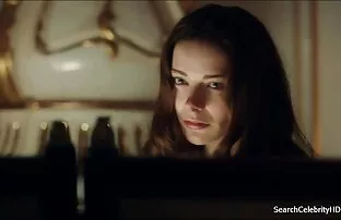 Bionda lampeggiante in stivali di pelle lunghi, in lingerie, sexy, video porno bionde mature da cui la passione e il volgare diventano intensi, ragazzo affascinato