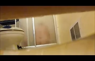 Non un letto, che è un trakhodrom, una ragazza dai capelli castani ama essere scopata xxx milf nere sul letto
