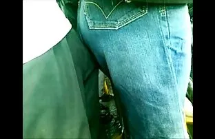 2 scuro mature con giovani xxx marito e moglie in cucina a bere acqua, troppo occupato.